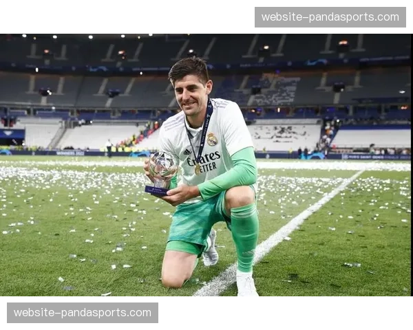 门将库尔图瓦冲出禁区头球解围,化解对手一次高位逼抢险情 门将库尔图瓦冲出禁区头球解围,化解对手一次高位逼抢险情